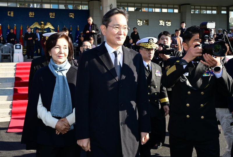 [창원=뉴시스] 차용현 기자 = 이재용 삼성전자 회장과 홍라희 전 삼성미술관 리움 관장이 28일 오후 경남 창원 해군사관학교 연병장에서 열린 제139기 해군·해병대 사관후보생 수료 및 임관식에 참석해 장남 이지호 신임 소위 계급장 수여를 위해 이동하고 있다. (공동취재) 2025.11.28. photo@newsis.com