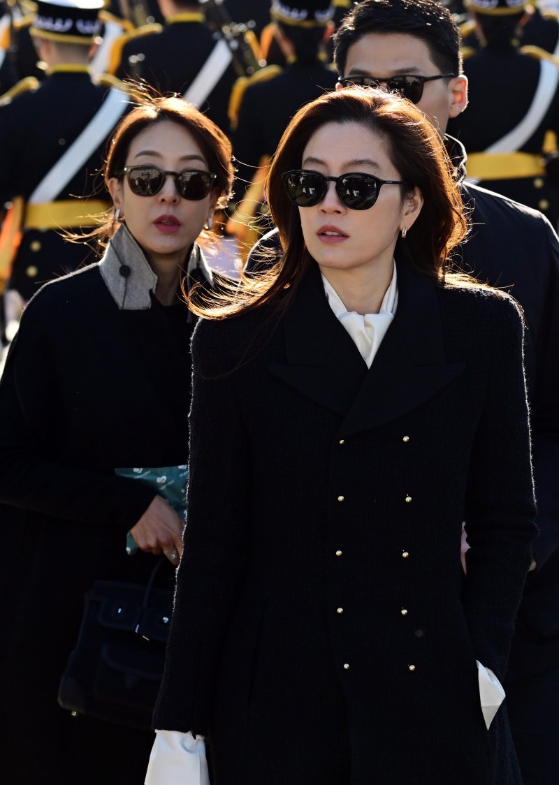 [창원=뉴시스] 차용현 기자 = 임세령 대상 그룹 부회장과 임상민 부사장이 28일 오후 경남 창원 해군사관학교에서 열린 제139기 해군·해병대 사관후보생 수료 및 임관식에 참석하고 있다. 이날 이재용 삼성전자 회장의 아들 이지호 씨가 해군 장교로 임관했다. (공동취재) 2025.11.28. photo@newsis.com