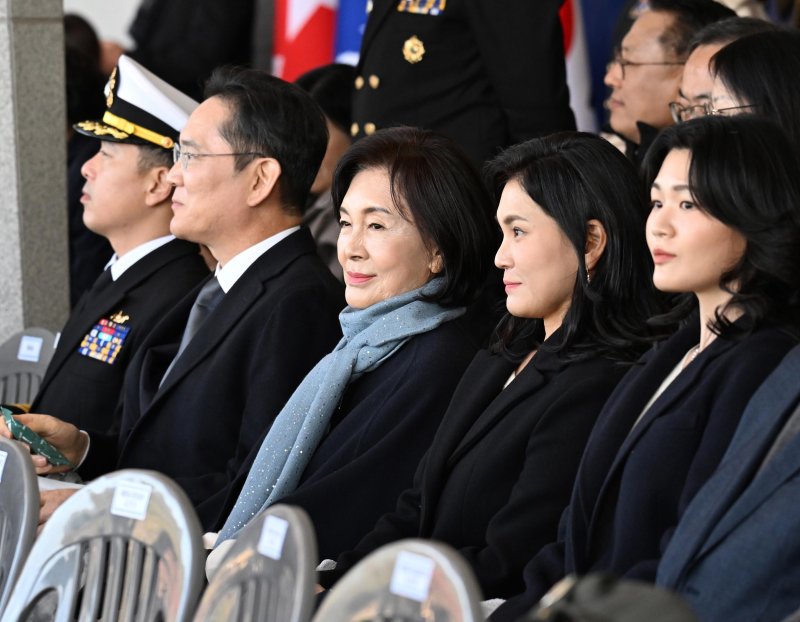 [창원=뉴시스] 차용현 기자 = 이재용 삼성전자 회장이 28일 경남 창원시 진해구 해군사관학교 연병장에서 열린 제139기 해군·해병대 사관후보생 수료 및 임관식에 홍라희 삼성미술관 리움 명예관장, 이서현 삼성물산 사장과 함께 참석해 자리하고 있다. (공동취재) 2025.11.28. photo@newsis.com