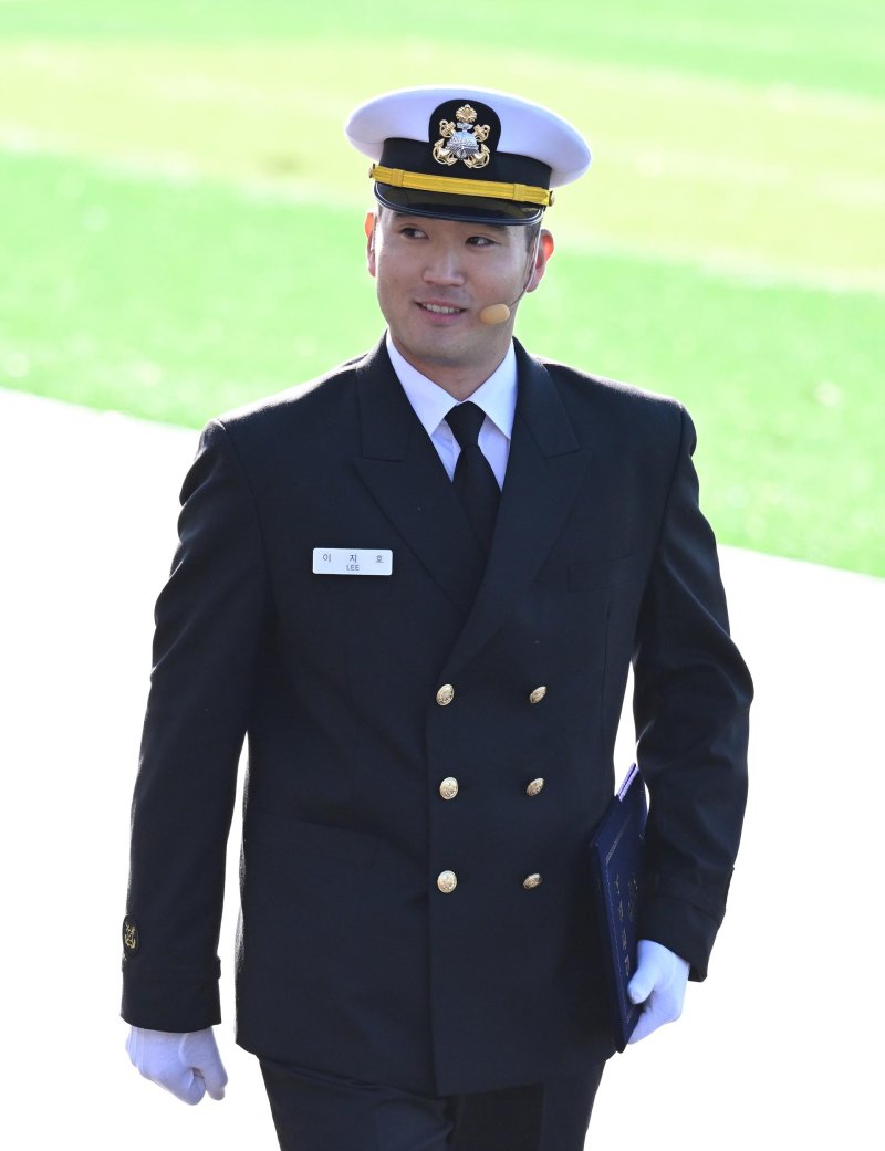 [창원=뉴시스] 차용현 기자 = 이재용 삼성전자 회장 장남 이지호 씨가 28일 오후 경남 창원시 진해구 해군사관학교에서 열린 '제139기 해군사관후보생 임관식'에 참석하고 있다. (공동취재) 2025.11.28. photo@newsis.com