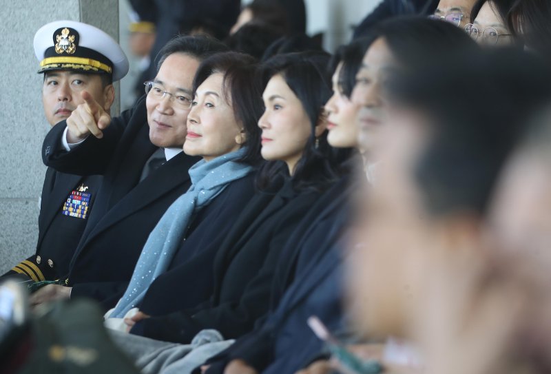[창원=뉴시스] 차용현 기자 = 이재용 삼성전자 회장이 28일 경남 창원시 진해구 해군사관학교 연병장에서 열린 제139기 해군·해병대 사관후보생 수료 및 임관식에 홍라희 삼성미술관 리움 명예관장, 이서현 삼성물산 사장과 함께 참석해 자리하고 있다. 이날 이 회장의 아들 이지호 씨가 해군 장교로 임관했다. (공동취재) 2025.11.28. photo@newsis.com