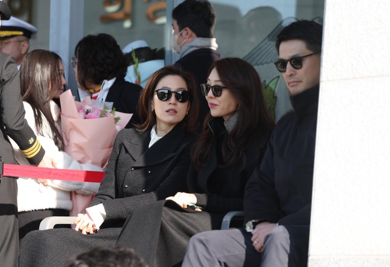 [창원=뉴시스] 차용현 기자 = 28일 오후 경남 창원시 진해구 해군사관학교 연병장에서 열린 제139기 해군·해병대 사관후보생 수료 및 임관식에서 모친인 대상 임세령 부회장, 이모인 대상 임상민 부사장이 이지호 소위의 임관식 모습을 지켜보고 있다. (공동취재) 2025.11.28. photo@newsis.com