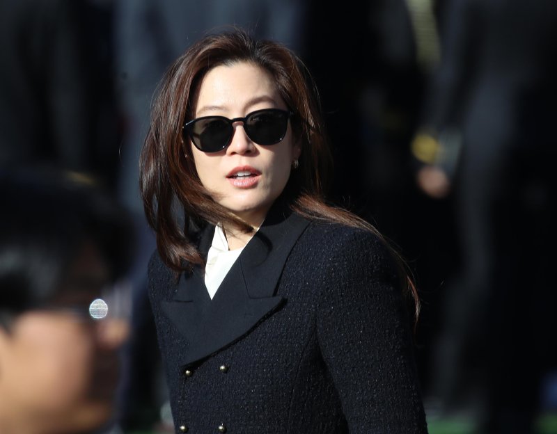 [창원=뉴시스] 차용현 기자 = 임세령 대상홀딩스 부회장이 28일 경남 창원시 진해구 해군사관학교 연병장에서 열린 제139기 해군·해병대 사관후보생 수료 및 임관식에 참석해 장남 이지호 씨와 만나기 위해 이동하고 있다. (공동취재) 2025.11.28. photo@newsis.com