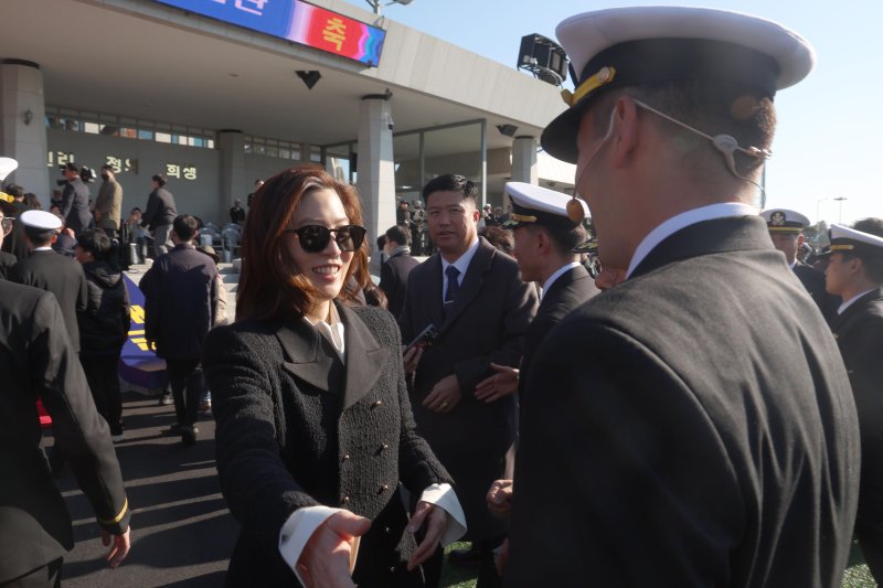 [창원=뉴시스] 차용현 기자 = 임세령 대상홀딩스 부회장이 28일 오후 경남 창원시 진해구 해군사관학교 연병장에서 열린 제139기 해군·해병대 사관후보생 수료 및 임관식에서 아들인 이지호 신임 소위를 격려하고 있다. (공동취재) 2025.11.28. photo@newsis.com