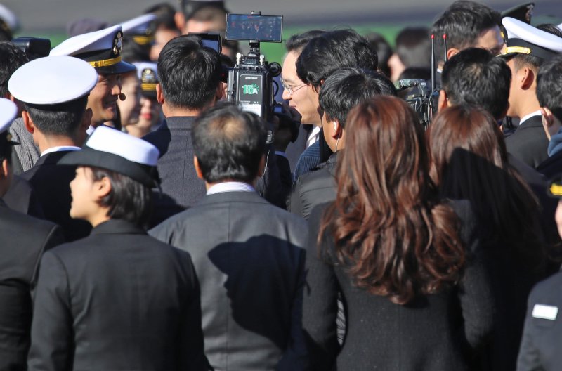 [창원=뉴시스] 차용현 기자 = 이재용 삼성전자 회장이 28일 경남 창원시 진해구 해군사관학교 연병장에서 열린 제139기 해군·해병대 사관후보생 수료 및 임관식에 참석해 장남 이지호 씨에게 계급장을 수여한 가운데 임세령 대상홀딩스 부회장(오른쪽 앞줄 첫번째)이 이를 지켜보고 있다. (공동취재) 2025.11.28. photo@newsis.com
