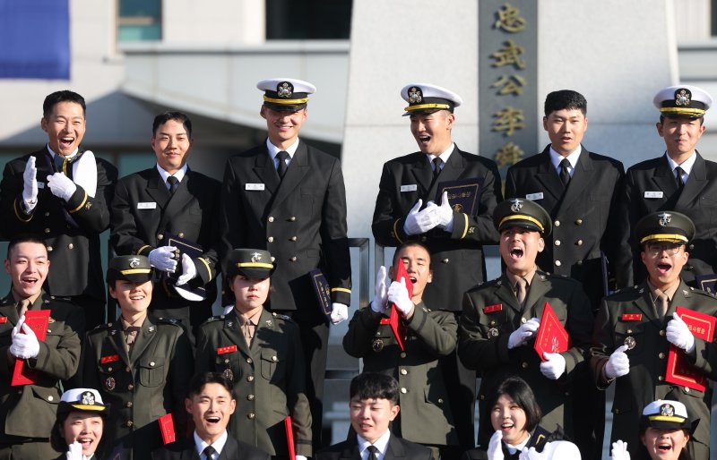 [창원=뉴시스] 차용현 기자 = 28일 오후 경남 창원시 진해구 해군사관학교 연병장에서 열린 제139기 해군·해병대 사관후보생 수료 및 임관식에서 이재용 삼성전자 회장 장남 이지호 소위가 기념촬영 하고 있다. (공동취재) 2025.11.28. photo@newsis.com