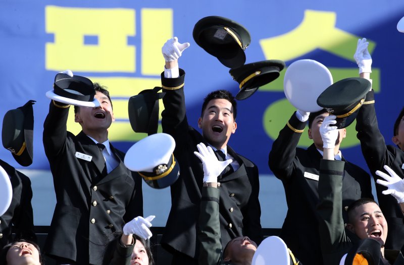 [창원=뉴시스] 차용현 기자 = 이재용 삼성전자 회장의 장남 이지호 소위가 28일 경남 창원시 진해구 해군사관학교 연병장에서 열린 제139기 해군 해병대 사관후보생 수료 및 임관식에서 모자를 던지며 자축하고 있다. (공동취재) 2025.11.28. photo@newsis.com