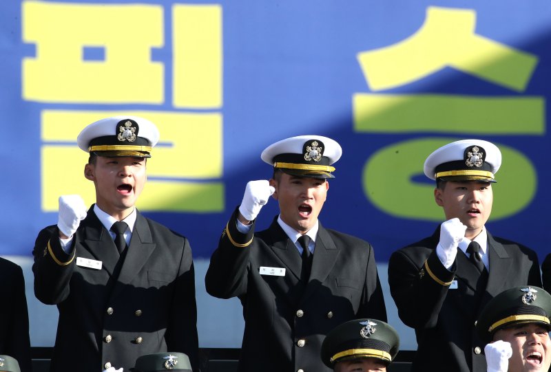 [창원=뉴시스] 차용현 기자 = 이재용 삼성전자 회장의 장남 이지호 소위가 28일 경남 창원시 진해구 해군사관학교 연병장에서 열린 제139기 해군 해병대 사관후보생 수료 및 임관식에서 구호를 외치고 있다. (공동취재) 2025.11.28. photo@newsis.com