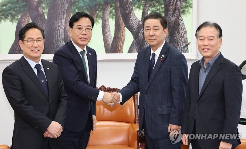 양당 원내대표, 법인세율·교육세 막판 협상 (출처=연합뉴스)