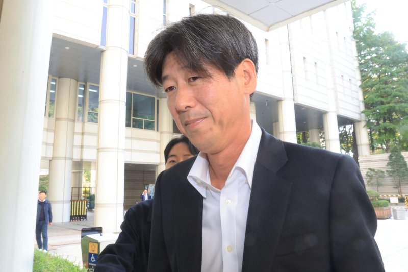 [서울=뉴시스] 김혜진 기자 = 대장동 개발 비리 의혹 사건에 연루돼 특정경제범죄 가중처벌법상 배임 등 혐의로 기소된 남욱 변호사가 지난달 31일 서울 서초구 서울중앙지방법원에서 열린 1심 선고공판에 출석하고 있다. (공동취재) 2025.10.31. photo@newsis.com