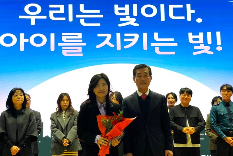 [포항=뉴시스] 송종욱 기자 = 한동대학교 김윤희(왼쪽) 상담대학원 교수가 부모 상담을 통한 아동 학대 예방 활동을 인정받아 포항시장상을 수상했다. (사진=한동대 제공) 2025.11.28. photo@newsis.com