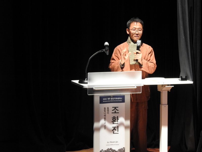 [제주=뉴시스] 김수환 기자 = 28일 오후 제주돌문화공원 오백장군갤러리에서 열린 '2025 제주 돌담국제세미나'에서 조환진 돌빛나예술학교 교장이 제주 돌담 국제 교류 사례를 설명하고 있다. 2025.11.28. notedsh@newsis.com
