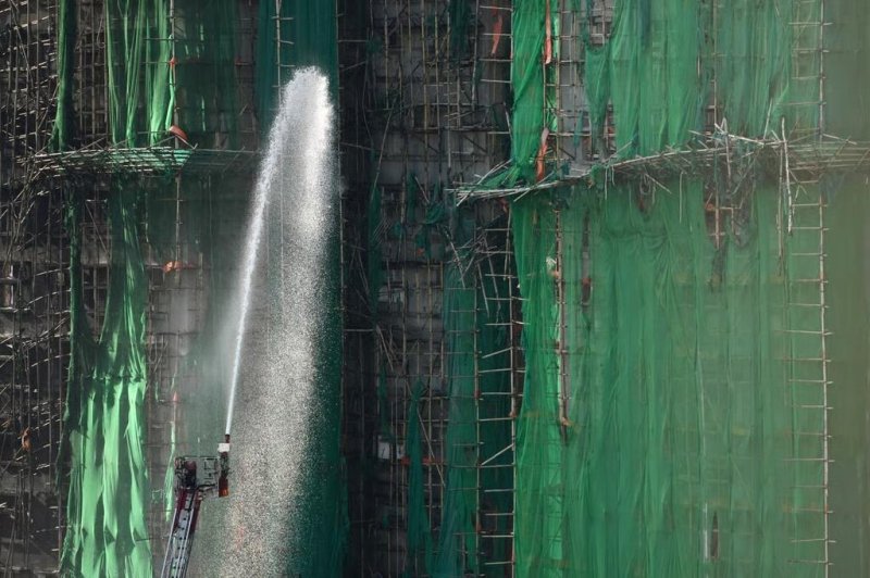 홍콩 아파트 화재 진화작업 (출처=연합뉴스)