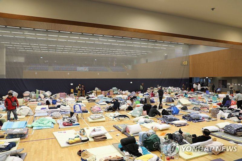 홍콩 퉁 청 거리 시민회관 강당에 마련된 임시대피소 (출처=연합뉴스)