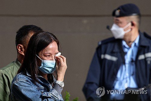 홍콩 아파트 화재로 가족을 잃고 슬퍼하는 유족. (출처=연합뉴스)