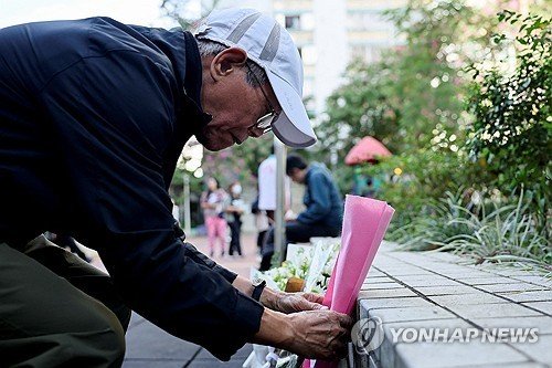 홍콩 아파트 화재 피해자를 추모하는 주민. (출처=연합뉴스)