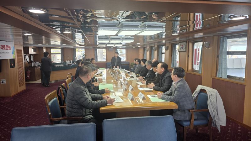 국제해양문제연구소·동해시, 실습선 '한바다호'서 선상토론회