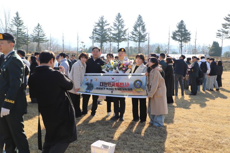 육군 특수전학교가 28일 특전사의 미래를 이끌어 갈 140명의 신임 특전부사관들에 대한 임관식을 개최했다. 이날 임관한 특전부사관들은 16주간 강도 높은 훈련을 이겨내고 전천후 임무수행이 가능한 특전부사관으로 다시 태어났다.(특수전학교 제공) ⓒ News1 김평석 기자