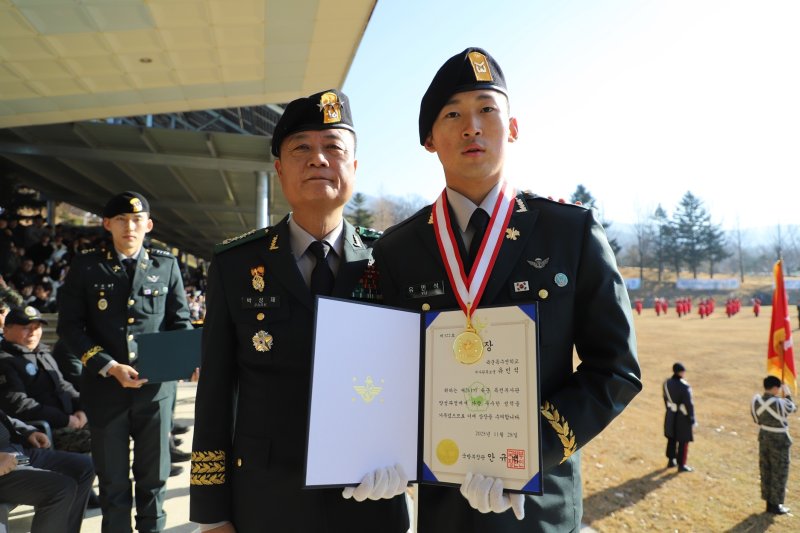 육군 특수전학교에서 28일 열린 특전부사관 임관식에서 국방부장관상을 받은 유민석 하사가 기념촬영을 하고 있다.(특수전학교 제공) ⓒ News1 김평석 기자
