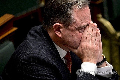 고뇌하는 바르트 더 베버르 벨기에 총리. 연합뉴스 제공