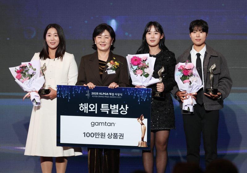 [서울=뉴시스] 김진아 기자 = 28일 서울 강남구 그랜드 인터컨티넨탈 서울 파르나스에서 열린 '2025 KLPGA 대상 시상식'에서 해외 특별상을 수상한 이소미, 임진희, 황유민 선수가 기념촬영을 하고 있다. 2025.11.28. bluesoda@newsis.com