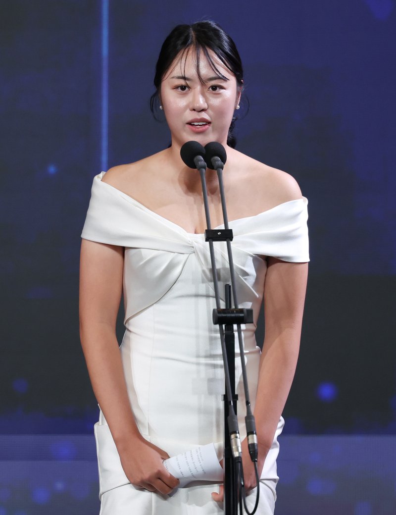 [서울=뉴시스] 김진아 기자 = 28일 서울 강남구 그랜드 인터컨티넨탈 서울 파르나스에서 열린 '2025 KLPGA 대상 시상식'에서 신인상을 수상한 서교림 선수가 수상 소감을 밝히고 있다. 2025.11.28. bluesoda@newsis.com