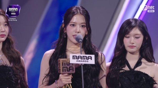 아이브, 글로벌 퍼포머 수상…"팬 응원 덕분에 성장" [2025 마마]