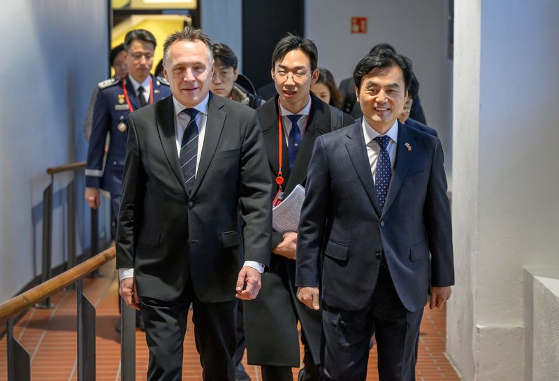 28일 오전 안규백 국방부 장관과 토레 온슈우스 산드빅 노르웨이 국방장관이 노르웨이 국방부 청사 내 한-노르웨이 국방장관회담 장소로 이동하고 있디. 국방부 제공