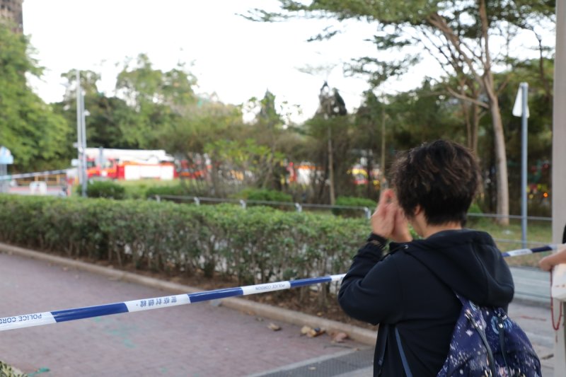 홍콩 화재 피해자들을 위해 기도하는 인근 주민 (출처=연합뉴스)