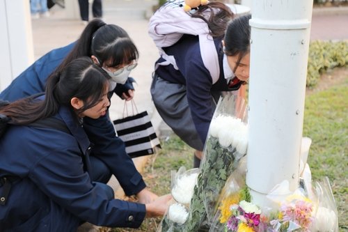 홍콩 화재 피해자 추모하는 인근 학교 중학생들 (출처=연합뉴스)