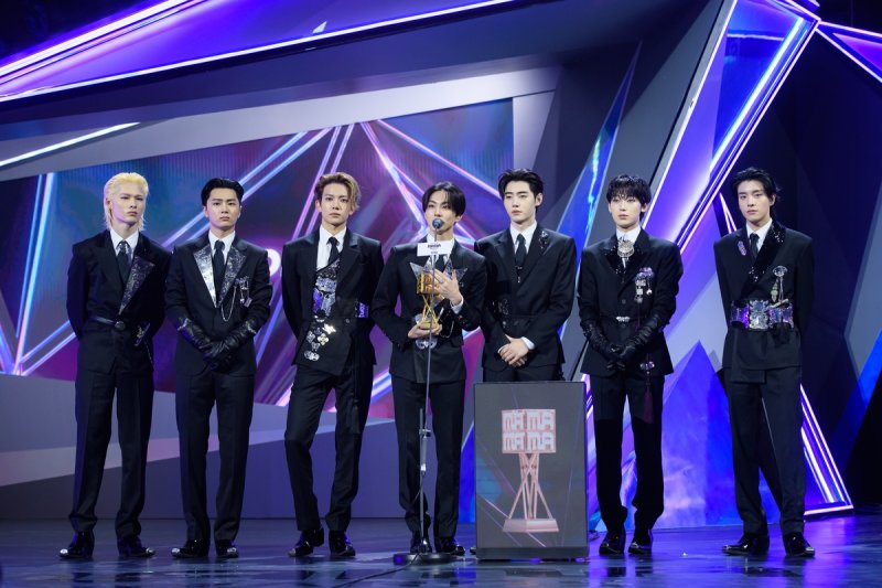 '2025 마마 어워즈'에서 수상한 엔하이픈 (출처=연합뉴스)