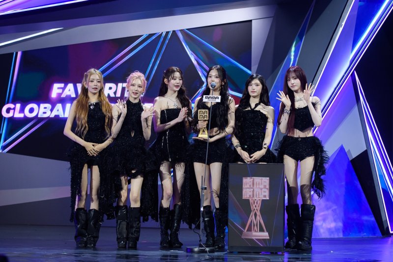 '2025 마마 어워즈'에서 수상한 아이브 (출처=연합뉴스)