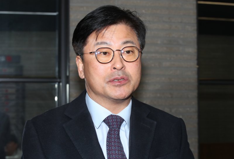 김종혁 국민의힘 원외 당협위원장협의회장이 13일 오후 서울 여의도 국민의힘 중앙당사에서 열린 원외당협위원장 협의회에 참석하며 취재진 질문에 답하고 있다. 2024.12.13/뉴스1 ⓒ News1 박세연 기자