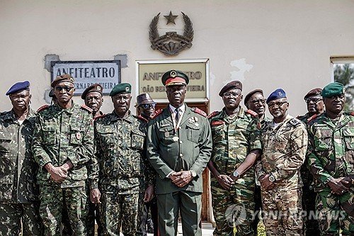 호르타 엔타(가운데) 기니비사우 신임 군정 수반과 지도부 (출처=연합뉴스)