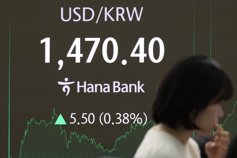 [서울=뉴시스] 황준선 기자 = 서울 외환시장에서 원·달러 환율이 전 거래일(1464.9원)보다 5.7원 오른 1470.6원에 주간거래를 마감한 지난 28일 오후 서울 중구 하나은행 딜링룸 전광판에 지수가 표시돼 있다. 2025.11.28. hwang@newsis.com