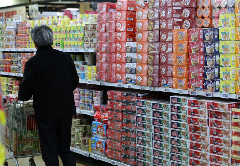 [서울=뉴시스] 이영환 기자 = 사진은 지난 1월 8일 오전 서울 서초구 하나로마트 양재점에서 한 시민이 라면을 살펴보고 있는 모습. 2025.01.08. 20hwan@newsis.com