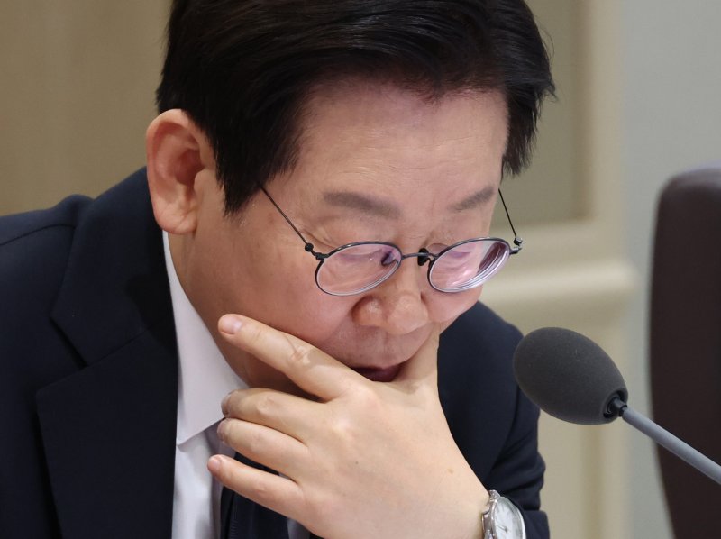 [서울=뉴시스] 고범준 기자 = 이재명 대통령이 지난 4일 서울 용산 대통령실 청사에서 열린 국무회의에서 자료를 살펴보고 있다. (대통령실통신사진기자단) 2025.11.04. bjko@newsis.com