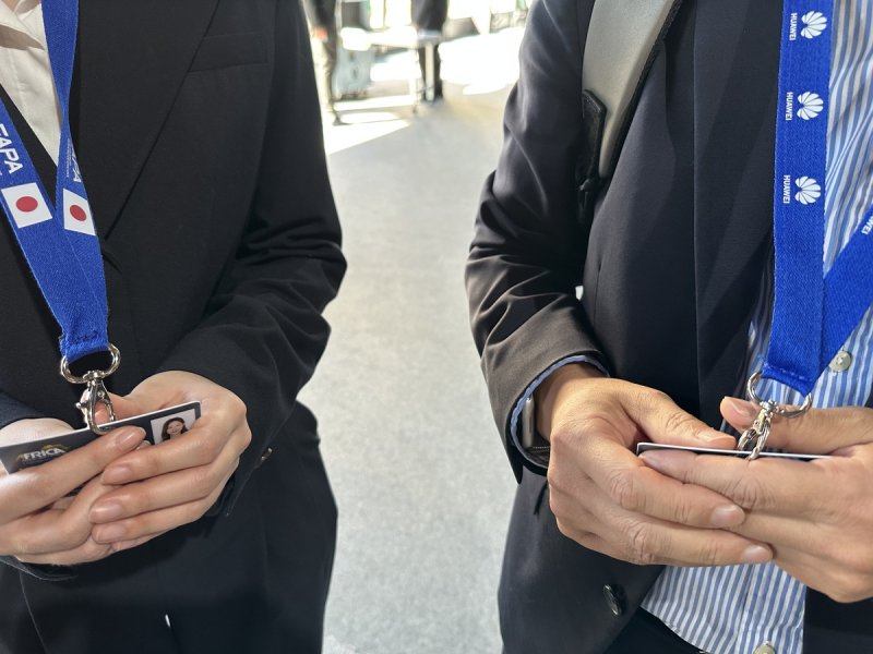 AIF 포럼의 일장기(왼쪽) 명찰 끈과 화웨이 로고(오른쪽) 명찰 끈 (출처=연합뉴스)