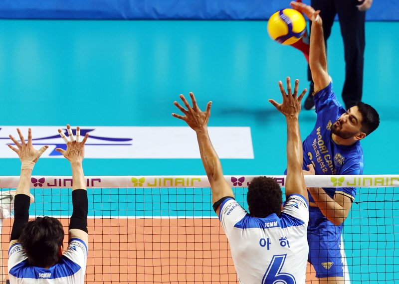 [서울=뉴시스] 박주성 기자 = 19일 서울 창충체육관에서 열린 2025~2026 진에어 V리그 남자부 우리카드와 삼성화재의 경기에서 우리카드 알리가 공격을 하고 있다. 2025.11.19. park7691@newsis.com