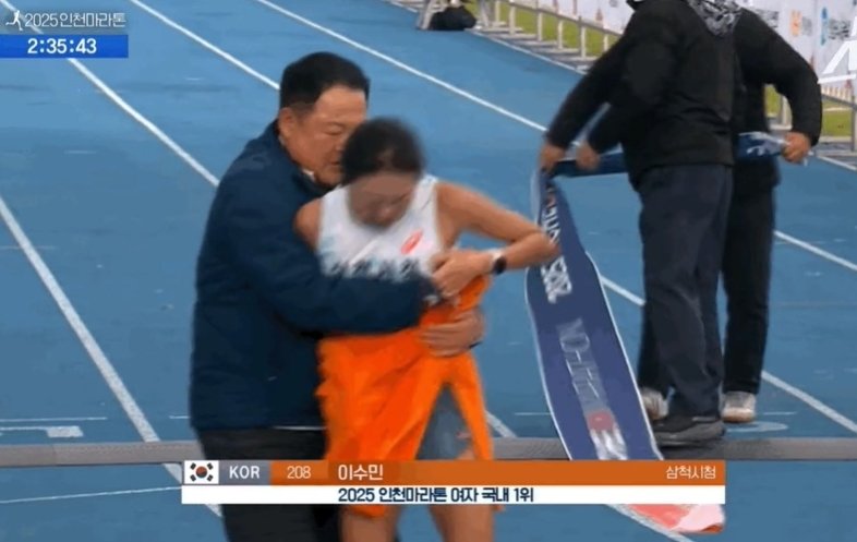 삼척시청 김완기 감독이 1위로 결승선에 들어오고 있는 이수민 선수를 잡아주고 있다. /사진=KBS, 네이버블로그, 뉴스1