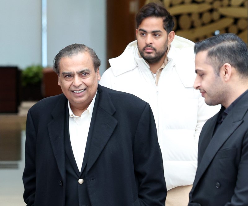 [서울=뉴시스] 김진아 기자 = 무케시 암바니 인도 릴라이언스 그룹 회장과 장남인 아카시 암바니 릴라이언스 지오 인포컴 이사회 의장이 25일 서울 강서구 김포공항 비즈니스항공센터를 통해 입국하고 있다. 이날 암바니 회장은 이재용 삼성전자 회장과 만나 삼성전자 주요 사업장을 둘러본 뒤 서울에서 만찬을 갖을 것으로 전해졌다. 2025.11.25. bluesoda@newsis.com