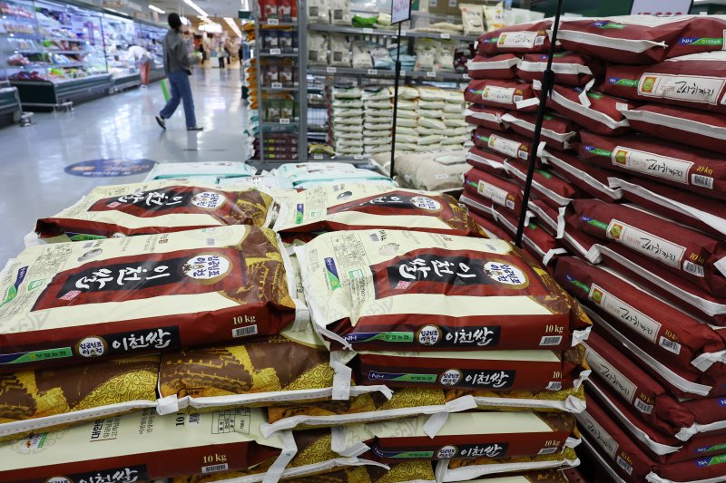 [서울=뉴시스] 최진석 기자 = 서울 한 마트에 진열된 쌀의 모습. 2025.11.04. myjs@newsis.com
