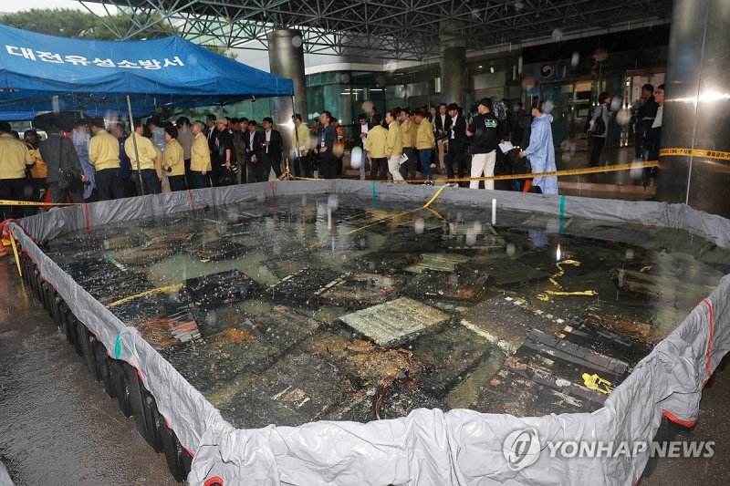 국정자원 화재로 불에 탄 리튬이온 배터리 (출처=연합뉴스)