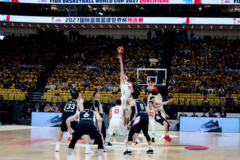 [베이징=신화/뉴시스] 28일 오후(현지 시간) 중국 베이징에서 2027 국제농구연맹(FIBA) 월드컵 아시아 예선 1라운드 B조 원정 1차전 중국과 한국의 경기가 열리고 있다.이날 80-76 승리를 거둔 한국 남자 농구 대표팀은 내달 1일 원주 DB프로미 아레나에서 중국과 2차전을 갖는다. 2025.11.29.