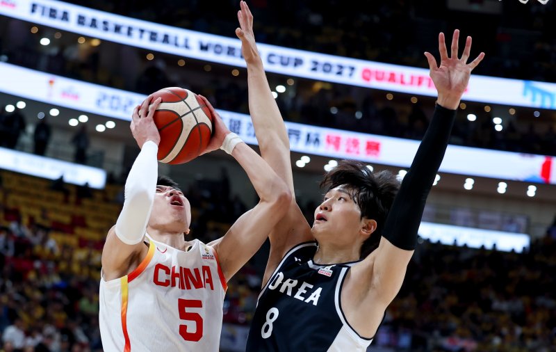 [베이징=신화/뉴시스] 28일 오후(현지 시간) 중국 베이징에서 열린 2027 국제농구연맹(FIBA) 월드컵 아시아 예선 1라운드 B조 원정 1차전 중국과 한국의 경기, 한국 안영준이 중국 랴오 샨닝의 슛을 막고 있다.이날 80-76 승리를 거둔 한국 남자 농구 대표팀은 내달 1일 원주 DB프로미 아레나에서 중국과 2차전을 갖는다. 2025.11.29.
