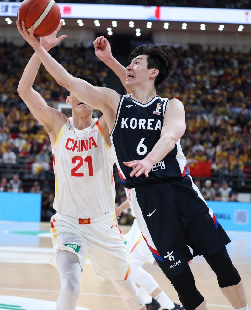 [베이징=신화/뉴시스] 28일 오후(현지 시간) 중국 베이징에서 열린 2027 국제농구연맹(FIBA) 월드컵 아시아 예선 1라운드 B조 원정 1차전 중국과 한국의 경기, 한국 이정현이 레이업슛을 시도하고 있다.이날 80-76 승리를 거둔 한국 남자 농구 대표팀은 내달 1일 원주 DB프로미 아레나에서 중국과 2차전을 갖는다. 2025.11.29.