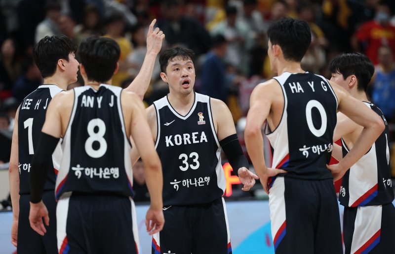 [베이징=신화/뉴시스] 28일 오후(현지 시간) 중국 베이징에서 열린 2027 국제농구연맹(FIBA) 월드컵 아시아 예선 1라운드 B조 원정 1차전 중국과 한국의 경기, 한국 이승현이 동료들과 대화를 나누고 있다.이날 80-76 승리를 거둔 한국 남자 농구 대표팀은 내달 1일 원주 DB프로미 아레나에서 중국과 2차전을 갖는다. 2025.11.29.