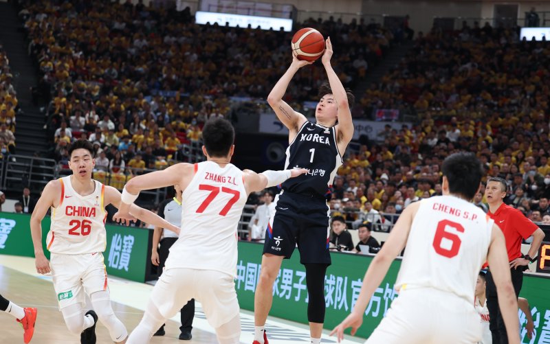 [베이징=신화/뉴시스] 28일 오후(현지 시간) 중국 베이징에서 열린 2027 국제농구연맹(FIBA) 월드컵 아시아 예선 1라운드 B조 원정 1차전 중국과 한국의 경기, 한국 이현중이 슛을 쏘고 있다.이날 80-76 승리를 거둔 한국 남자 농구 대표팀은 내달 1일 원주 DB프로미 아레나에서 중국과 2차전을 갖는다. 2025.11.29.