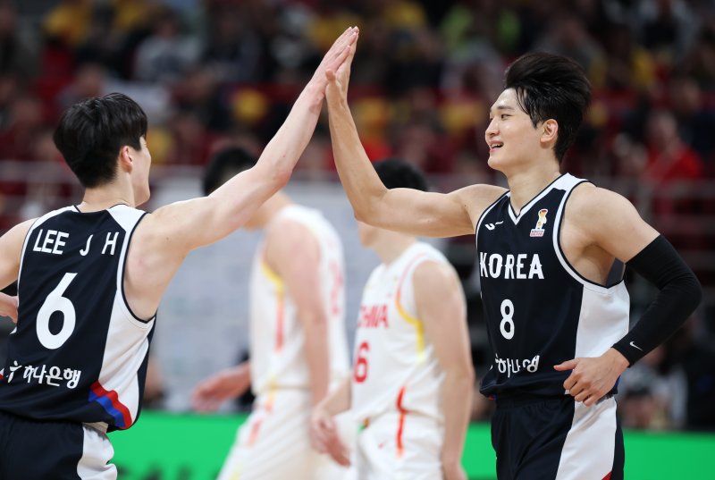 [베이징=신화/뉴시스] 28일 오후(현지 시간) 중국 베이징에서 열린 2027 국제농구연맹(FIBA) 월드컵 아시아 예선 1라운드 B조 원정 1차전 중국과 한국의 경기, 한국 이정현과 안영준이 기뻐하고 있다. 이날 80-76 승리를 거둔 한국 남자 농구 대표팀은 내달 1일 원주 DB프로미 아레나에서 중국과 2차전을 갖는다. 2025.11.29.