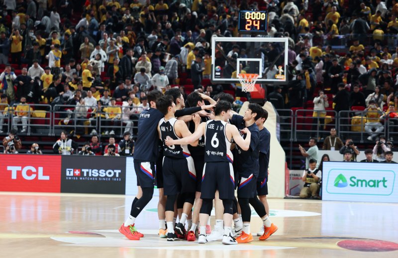 [베이징=신화/뉴시스] 한국 남자 농구대표팀 선수들이 28일 오후(현지 시간) 중국 베이징에서 열린 2027 국제농구연맹(FIBA) 월드컵 아시아 예선 1라운드 B조 원정 1차전 중국과 한국의 경기에서 80-76 승리를 거둔 후 기뻐하고 있다. 이날 승리를 거둔 한국 남자 농구 대표팀은 내달 1일 원주 DB프로미 아레나에서 중국과 2차전을 갖는다.2025.11.29.